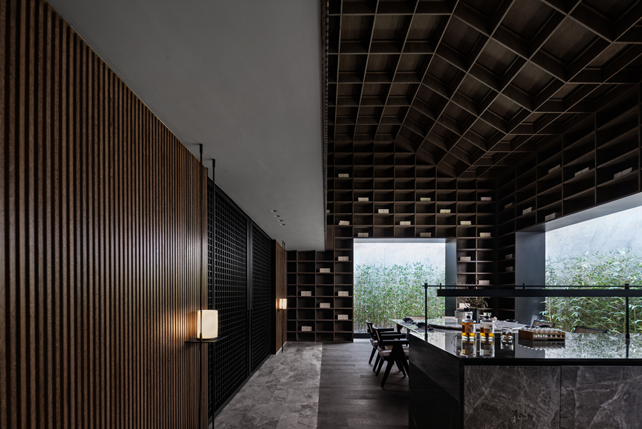 办公桌上的摆放植物是西安办公室装修中不可或缺的一部分